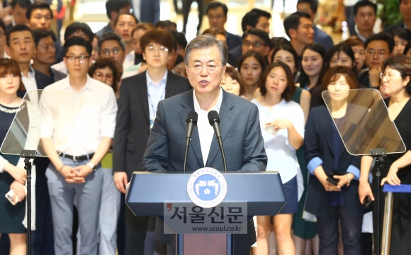 9일 오후 문재인 대통령이 서울성모병원을 방문해 건강보험 보장강화 정책을 발표하고 있다. 안주영 기자 jya@seoul.co.kr