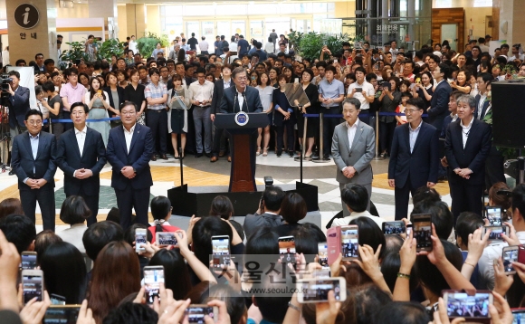 9일 오후 문재인 대통령이 서울성모병원을 방문해 건강보험 보장강화 정책을 발표하고 있다. 안주영 기자 jya@seoul.co.kr