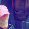 영국 골프박물관에 전시된 김인경 ‘핑크색 한화 모자’