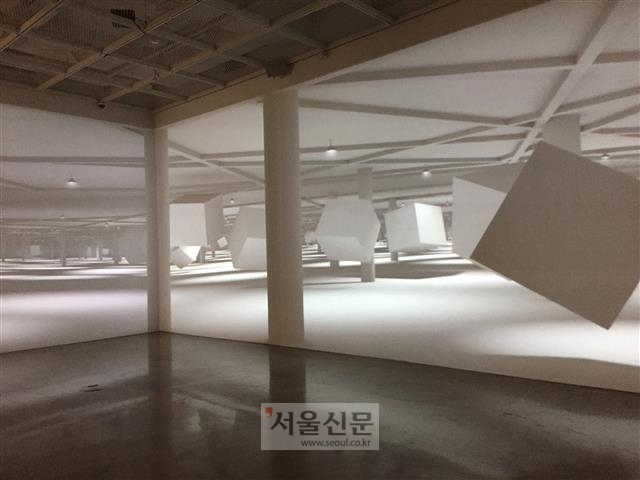 서울 종로구 통의동 아트사이드갤러리 지하 1층 벽면에 매핑된 영상작품은 3D 애니메이션과 무빙사운드를 이용해 무한하게 넓은 가상의 공간이 마치 실제처럼 느껴지게 한다.