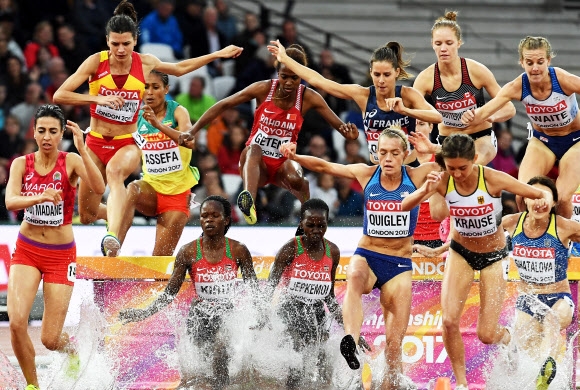 9일(현지시간) 영국 런던 올림픽 스타디움에서 열린 세계육상선수권 여자 3000m 장애물 경기에서 선수들이 빗물이 고인 경기장을 달리고 있다. EPA 연합뉴스