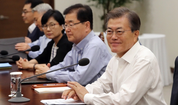 문재인(오른쪽 첫 번째) 대통령이 10일 오전 청와대에서 열린 수석보좌관회의에서 참석자들이 자리에 앉기를 기다리며 웃음을 짓고 있다. 안주영 기자 jya@seoul.co.kr