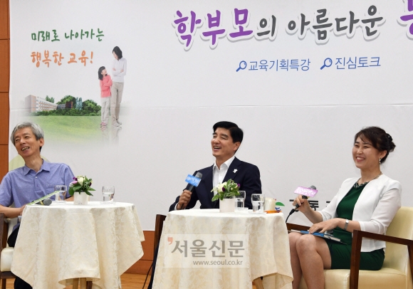 이해식(가운데) 서울 강동구청장이 10일 지역 내 초등·중학교 학부모회 네트워크인 ‘강동 학부모 돌보미단’의 총회에서 교육 전문가들과 대화를 나누고 있다. 최해국 선임기자 seaworld@seoul.co.kr