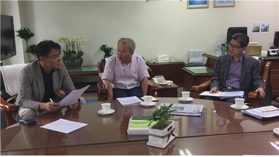 박호근 서울시의원(왼쪽)이 9일 강동송파교육지원청에서 둔촌초, 위례초 학생 재배치문제에 대해 교육장 등 관계 공무원과 간담회를 갖고 있다.