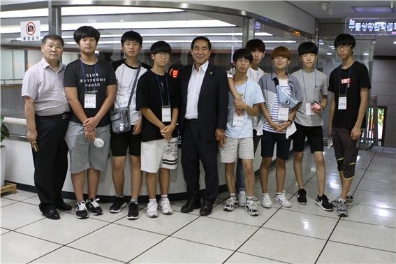 오봉수 서울시의원(왼쪽 다섯번째)이 9일 신태인중학교 학생 8명을 초청, 서울종합방재센터를 견학하고 기념촬영을 하고 있다.