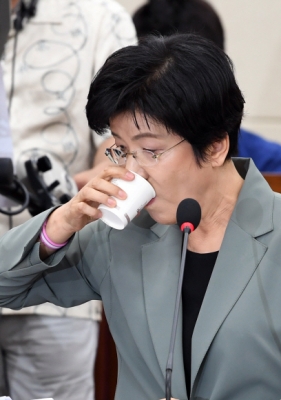 [서울포토] ‘물 좀 마시고’…김영주 고용노동부 장관 후보자 인사청문회