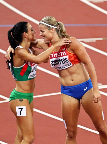 불가리아 Ivet Lalova-Collio(왼쪽)와 네덜란드 Dafne Schippers가 10일(현지시간) 영국 런던에서 열린 ‘2017 런던 세계육상선수권대회’ 여자 200m 준결승에서 인사를 나누고 있다. EPA 연합뉴스