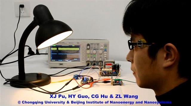 중국 충칭대의 한 연구원이 윙크로 작동하는 소형 센서를 실험하고 있다. 사이언스어드밴스 제공