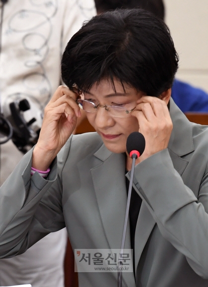 김영주 고용노동부 장관 후보자가 11일 국회에서 열린 인사청문회에서 자료를 살펴보며 안경을 고쳐 쓰고 있다. 강성남 선임기자 snk@seoul.co.kr