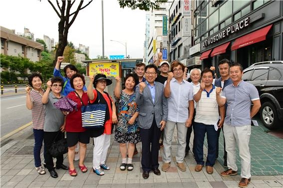 강감창 서울시의원(앞줄 가운데)이 8일 석촌시장 상인대표들과 함께 노량진역 컵밥거리를 방문, 특화거리 추진경과를 살펴보고 성공을 다짐하고 있다.