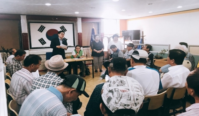 이정훈 서울시의원이 11일 강동송파교육청 산하 야간당직기사 50여명과 공공부문 정규직 전환 간담회를 갖고 있다.