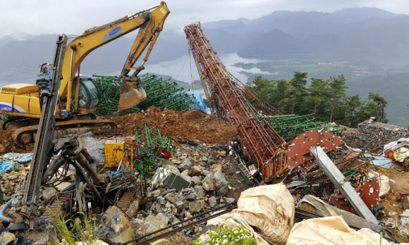 케이블카 철제 기둥 쓰러져…2명 사망
