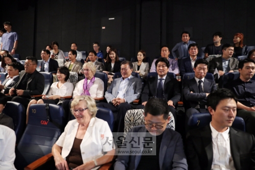 [서울포토] 문 대통령, 힌츠페터 부인·배우들과 ‘택시운전사’ 관람