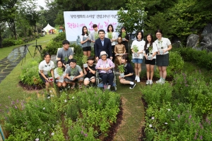 “꽃밭 조성하고 벽화 그려놓고” 외롭지 않은 ‘평화의 소녀상’