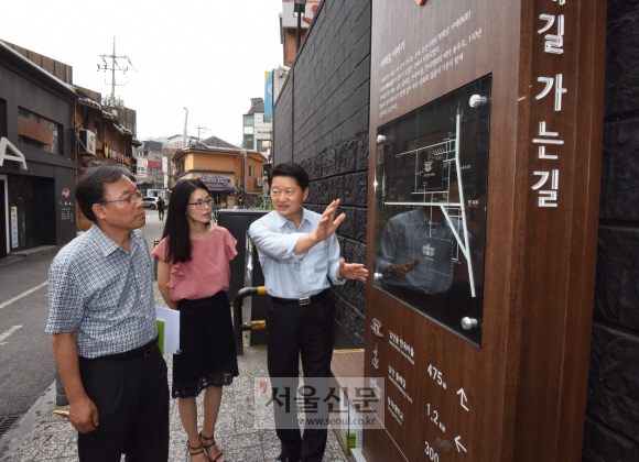 최창식(오른쪽) 서울 중구청장이 지난 8일 중구 퇴계로 44길 서애 유성룡 선생 집터 인근을 구청 직원들과 함께 둘러보고 있다. 최해국 선임기자 seaworld@seoul.co.kr