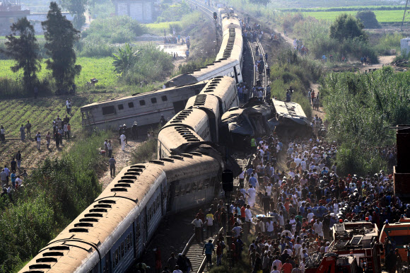 종잇장처럼 구겨진 이집트 열차… 최소 40여명 사망·100여명 부상