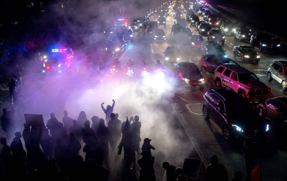 캘리포니아주 오클랜드의 580번 고속도로에서 샬러츠빌 사태를 비난하기 위해 모인 시위대가 평화 행진을 벌이는 모습. 오클랜드 AFP 연합뉴스