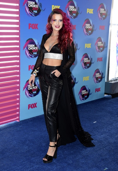 13일(현지시간) 미국 캘리포니아주 로스앤젤레스의 가렌 센터에서 열린 틴 초이스 어워드(Teen Choice Awards)에 영화배우 벨라 손이 참석해 포즈를 취하고 있다. AP 연합뉴스