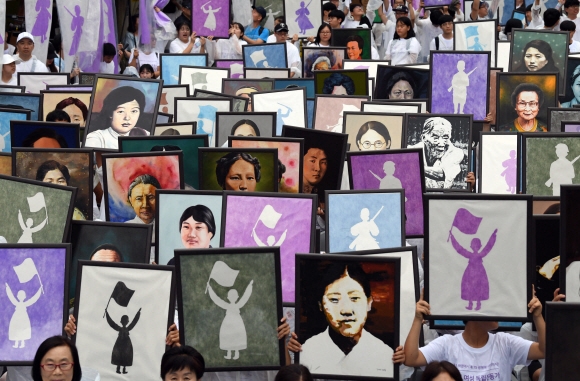 14일 광화문광장에서 열린 ’항일 여성 독립운동가 293인 추모대행진’ 참가자들이 여성 독립운동가들의 초상화를 들고 서대문형무소 역사관을 향해 행진하고 있다.  박윤슬 기자 seul@seoul.co.kr