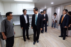 ‘나라사랑채’ 둘러보는 문석진 서대문구청장