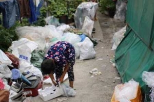 뇌전증 ‘폐지 아줌마’ 손 잡아준 이웃 온정