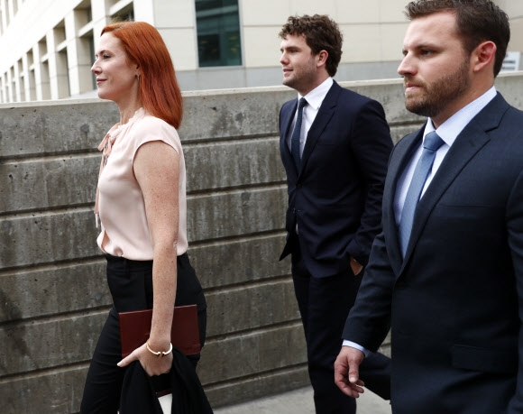 테일러 스위프트(왼쪽)가 14일(현지시간) 미국 콜로라도주 덴버 연방법원에서 열린 민사소송 재판을 마친 뒤 트리 페인 홍보매니저, 남동생 오스틴과 함께 법원을 빠져나오고 있다. 덴버 AP 연합뉴스 