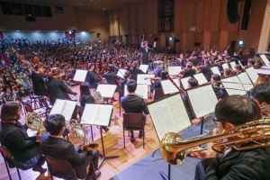 금요음악회 1000회 공연서 쪼그려 앉은 서초구청장