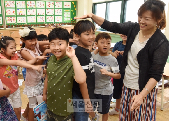 16일 여름방학을 마치고 개학한 서울 노원구 신계초등학교 학생들이 서로 키를 재보며 즐거워하고 있다. 최해국 선임기자 seaworld@seoul.co.kr