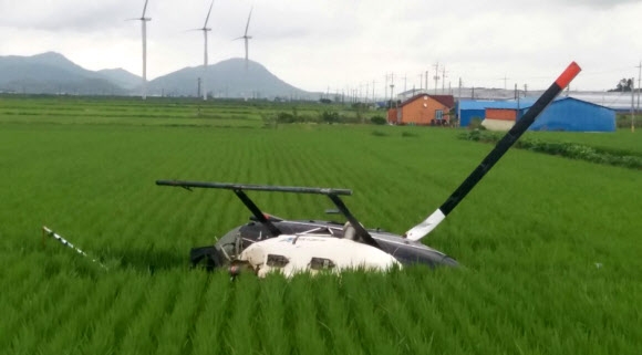 논으로 추락한 농약살포용 헬기