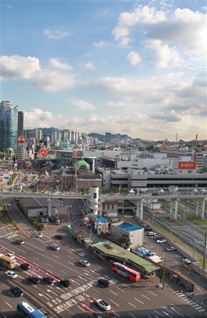 서울 남대문로5가 연세세브란스빌딩에서 잡은 문화역서울284와 KTX민자역사 전경. 오른쪽 아래 서울역 뒷동네를 분리하는 거대한 철로와 서부역, 만리동으로 이어지는 서울로7017이 보인다.