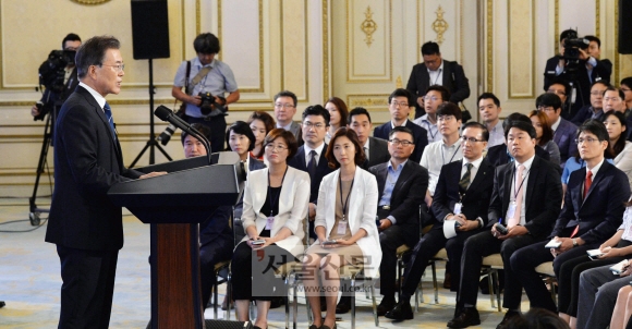 문재인 대통령이 17일 오전 취임 100일 맞아 청와대 영빈관에서 기자회견을 갖고 있다. 안주영 기자 jya@seoul.co.kr
