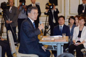 文대통령, ‘강제 징용문제 해결됐다’는 日기자 반박