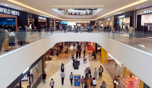 정식 개장을 앞두고 17일 사전 오픈한 신세계의 두 번째 쇼핑테마파크 ’스타필드 고양’에 방문객들이 붐비고 있다. 연합뉴스
