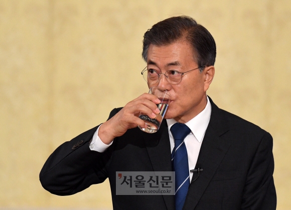 문재인 대통령이 17일 청와대 영빈관에서 열린 취임 100일 기자회견에서 기자들의 질문을 듣으며 물을 마시고 있다. 안주영 기자 jya@seoul.co.kr