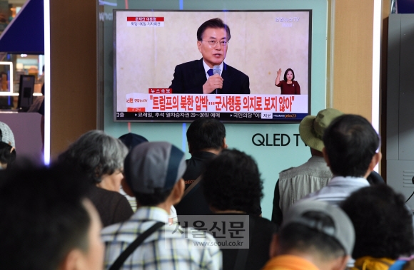 문재인 대통령 취입 100일인 17일 오전 서울역에서 시민들이 TV로 기자회견 시청하고 있다. 도준석 기자 pado@seoul.co.kr