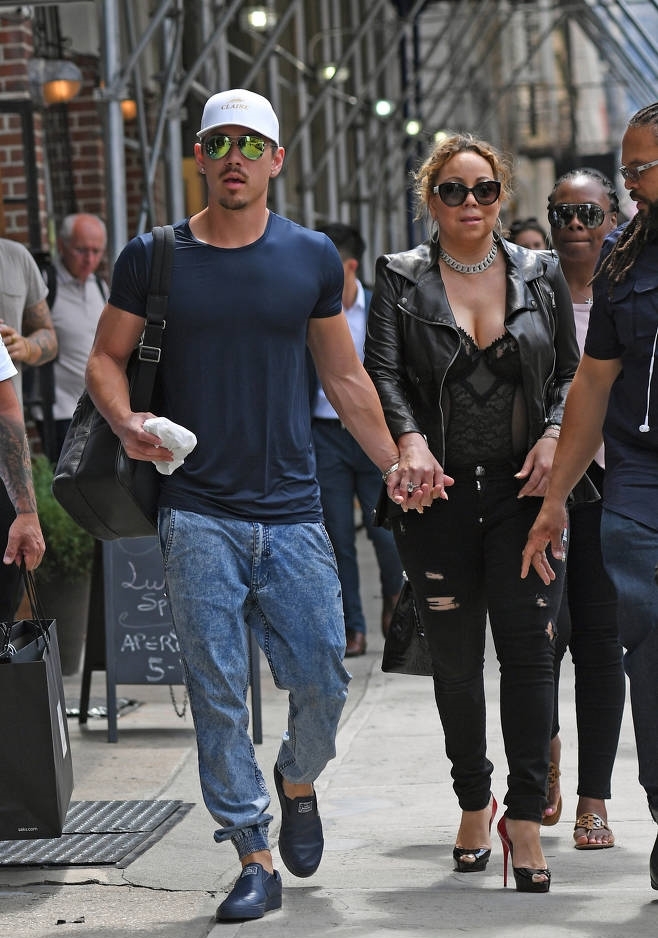 머리아어 캐리, 13세 연하남과 당당 데이트