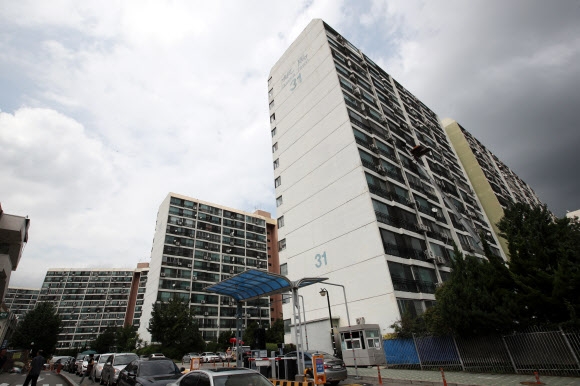 서울시가 강남구 대치동 은마아파트의 재건축 계획을 심의하지 않기로 했다. 서울시는 17일 ”은마아파트의 정비계획안이 서울시가 세운 기준에 부합하지 않는 등 심의 요건 자체가 불충분하다는 의견이 모여 이례적으로 미심의 결정을 했다”고 밝혔다. 서울시는 도시계획의 밑그림인 ’2030 서울플랜’에 따라 공동주택(3종 일반주거지역)을 최고 35층으로만 지을 수 있도록 하고 있다. 사진은 이날 서울 강남구 대치동 은마아파트.  연합뉴스
