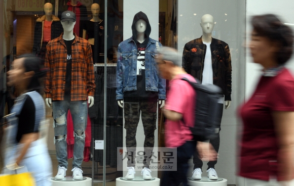 더위가 한풀 꺾인 17일 서울 중구 명동의 한 옷가게에 가을옷이 진열돼 있다. 박윤슬 기자 seul@seoul.co.kr