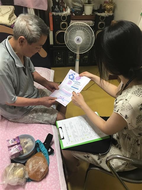 서울 성동구 성수1가1동 주민센터 공무원이 지역 내 1인 가구를 찾아 생활 형편 등을 조사하고 있다. 성동구 제공
