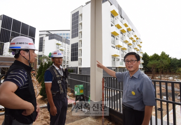 김성환(오른쪽) 노원구청장이 지난 16일 서울 노원구 하계동에 조성되는 ‘에너지 제로 주택’ 건설 현장을 점검하며 건설 관계자들과 이야기하고 있다. 최해국 선임기자 seaworld@seoul.co.kr