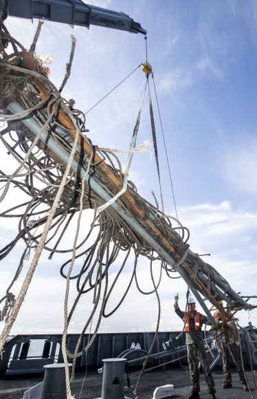 해저 폐기물 수거하는 해군 해저 폐기물 수거하는 해군