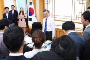 취임 100일 文대통령이 뽑은 최고의 순간은 ‘임을 위한 행진곡’ 제창