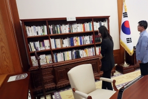 문재인 대통령 집무실 서가에 꽂힌 책