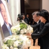 [서울포토] 故 김대중 전 대통령 서거 8주기, 헌화하는 문재인 대통령 부부