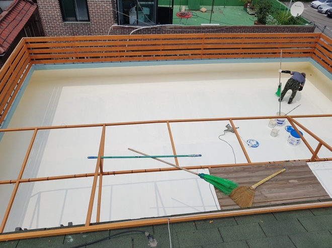 서울 도봉구는 최근 옥상이나 지붕의 색을 흰색으로 바꾸는 쿨루프 사업을 진행했다. 쿨루프를 시공하면 최대 5도까지 실내 온도가 떨어질 수 있다. 사진은 쿨루프 시공 모습. 도봉구 제공 