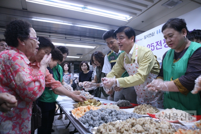 이해식(오른쪽 두 번째) 강동구청장이 지난해 ‘비상식량 시식회’에서 주민에게 주먹밥을 만들어 주고 있다. 올해는 21일 강동구 천호역에서 비상식량 시식회를 진행할 예정이다. 강동구 제공 