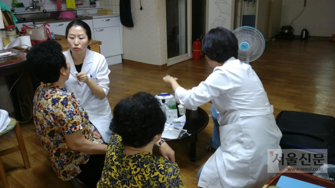 보건소 간호사, 치위생사 등이 서울 마포구의 한 경로당을 찾아 구강검진을 하고 있다. 마포구는 지역 노인의 건강관리 능력 향상과 활기찬 여가생활을 돕기 위해 ‘이웃사촌 건강경로당’을 운영하고 있다. 마포구 제공 