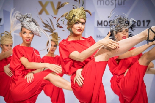 17일(현지시간) 러시아 모스크바에서 열린 국제 패션 페어 ‘샤포&모스퍼(Chapeau&Mosfur) 2017’에서 모델들이 독특한 포즈를 취하며 패션 브랜드 ‘클럽 밀리너리’의 의상과 모자를 선보이고 있다.<br>AFP 연합뉴스
