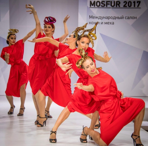 17일(현지시간) 러시아 모스크바에서 열린 국제 패션 페어 ‘샤포&모스퍼(Chapeau&Mosfur) 2017’에서 모델들이 독특한 포즈를 취하며 패션 브랜드 ‘클럽 밀리너리’의 의상과 모자를 선보이고 있다.<br>AFP 연합뉴스