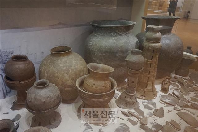 국립전주박물관에 전시된 죽막동 유적 출토 유물들.
